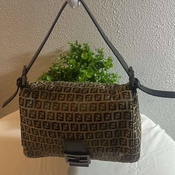 Authentic Fendi Baguette Shoulder cloth Handbag Zucca print, very classy - Picture 3 of 15